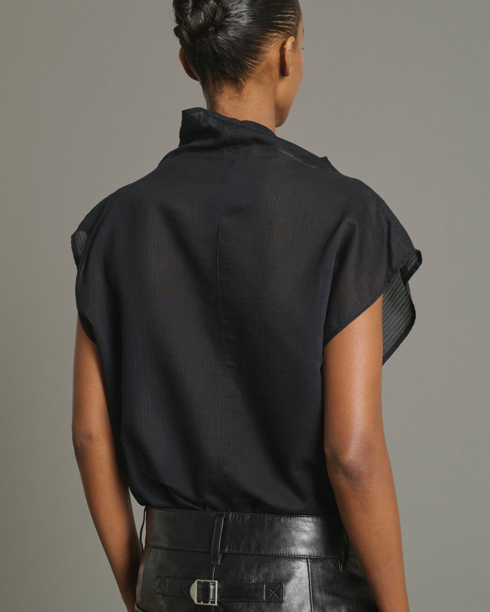 Noir Izumi Womens Sleeveless Blouse Soeur Clothing
