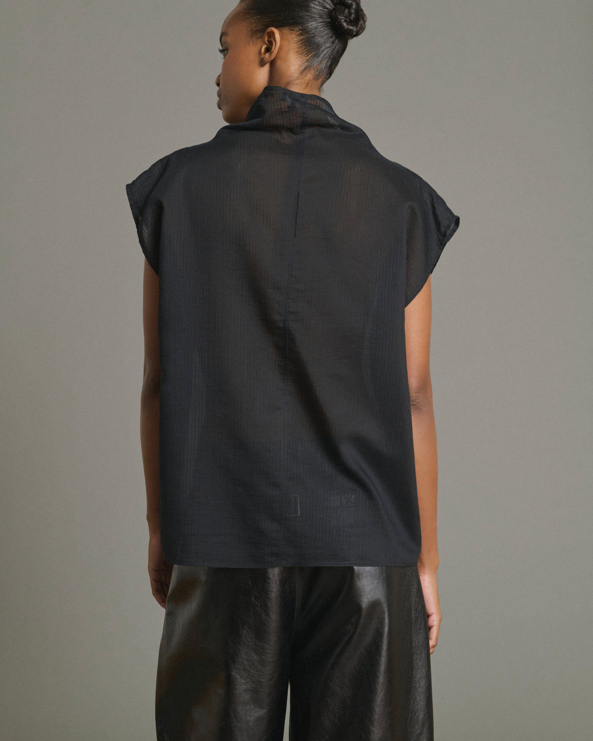 Noir Izumi Womens Sleeveless Blouse Soeur Clothing