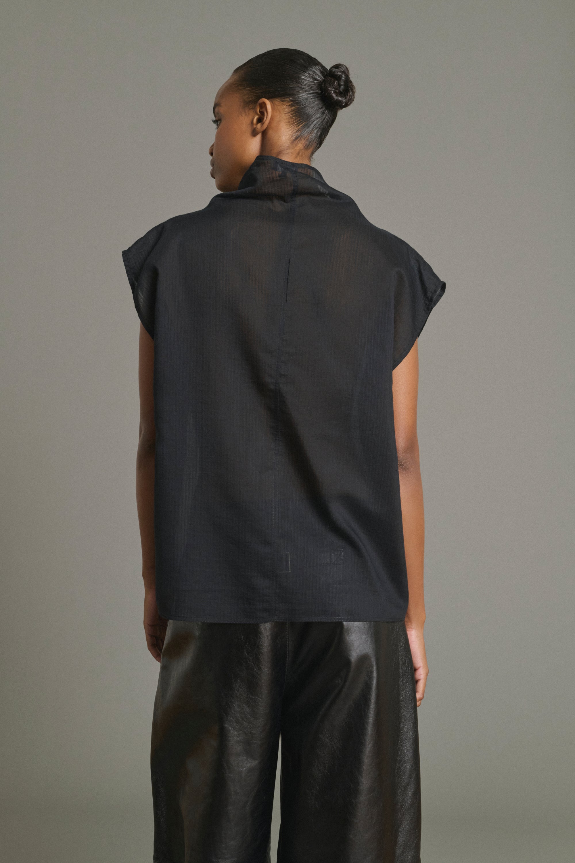 Noir Izumi Womens Sleeveless Blouse Soeur Clothing