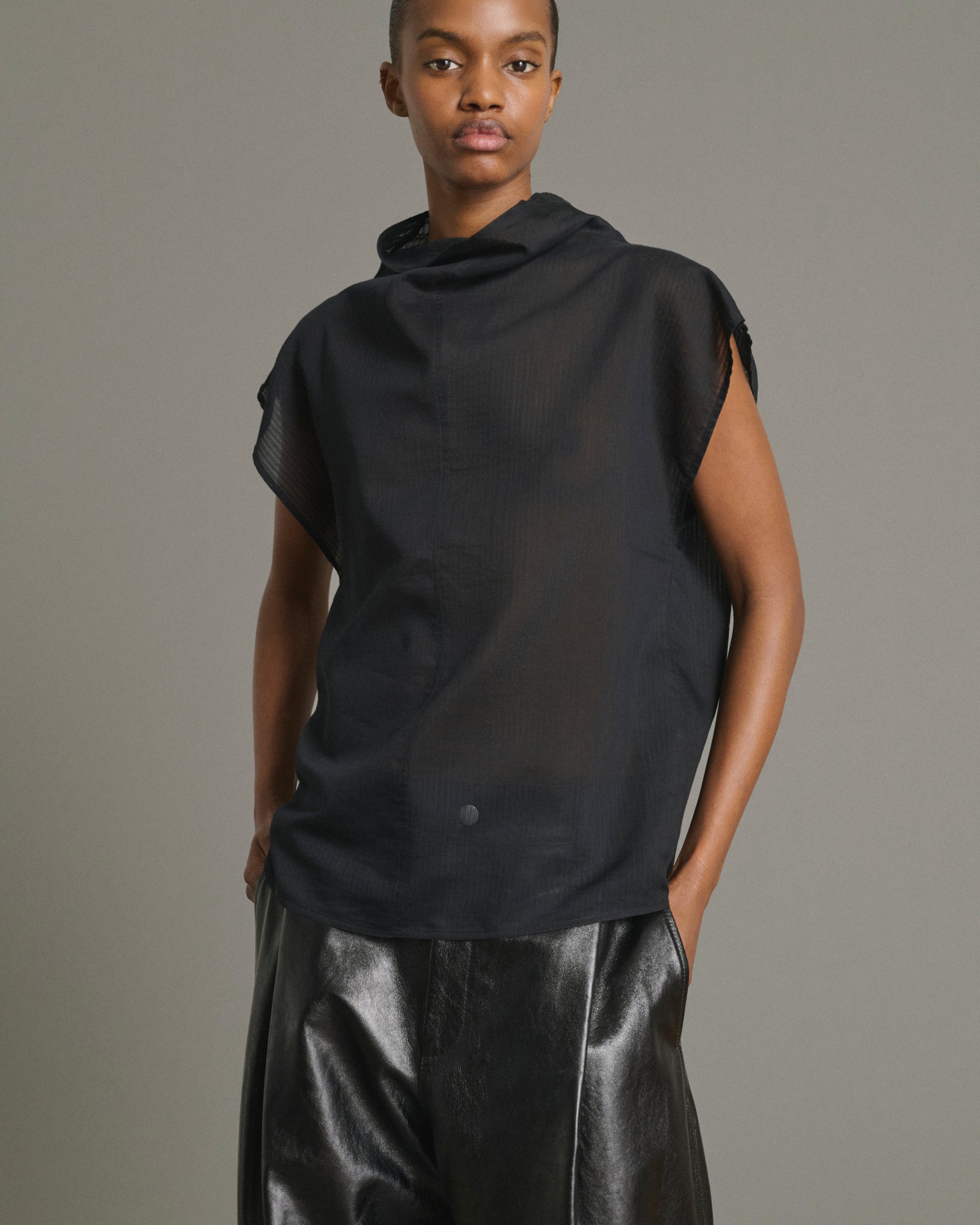 Noir Izumi Womens Sleeveless Blouse Soeur Clothing