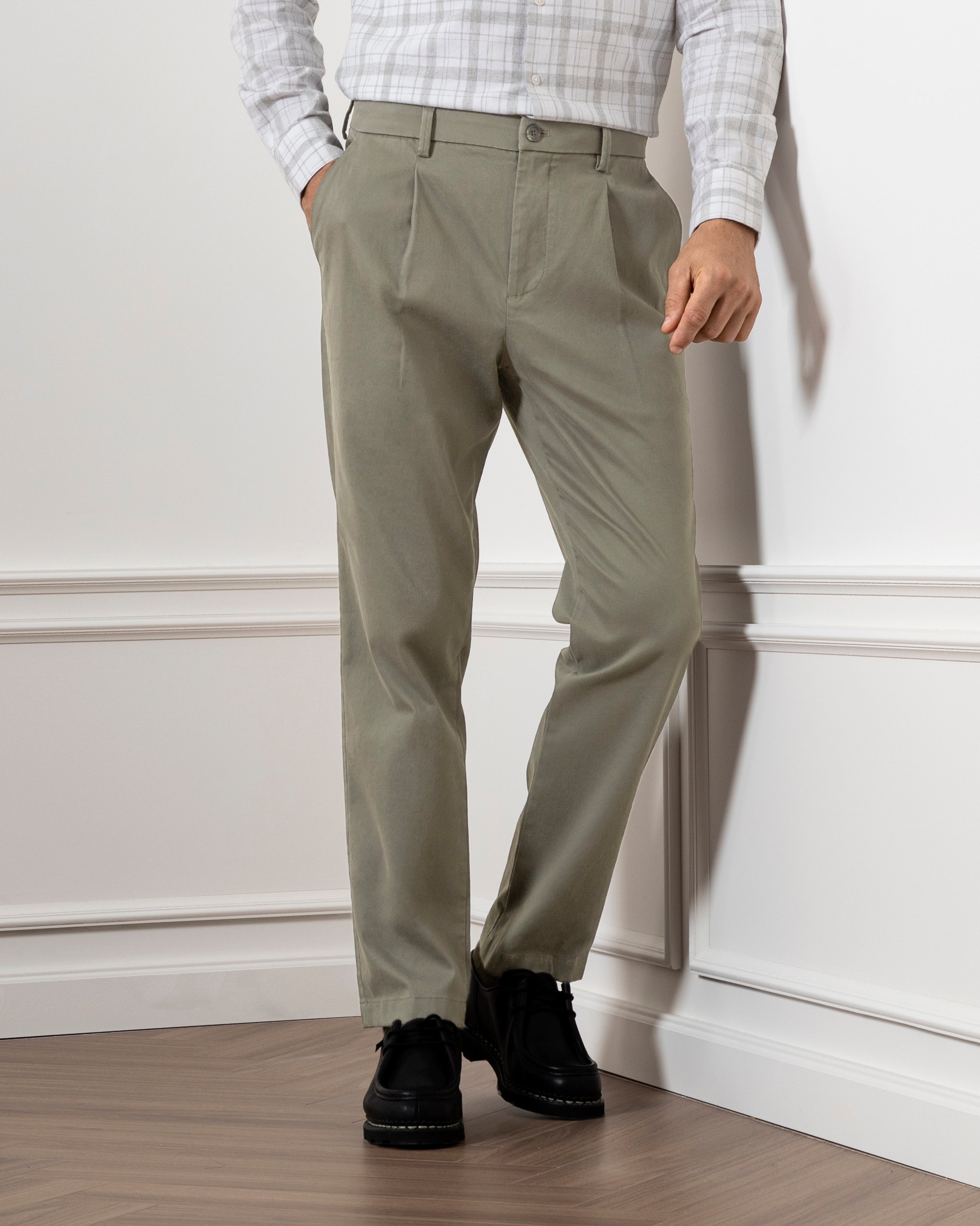Castor Grey Niles Bedford Trousers Mens Pleated Light Weight Trousers Stretch Pants Belt Loops Cotton Spandex Blend Pants