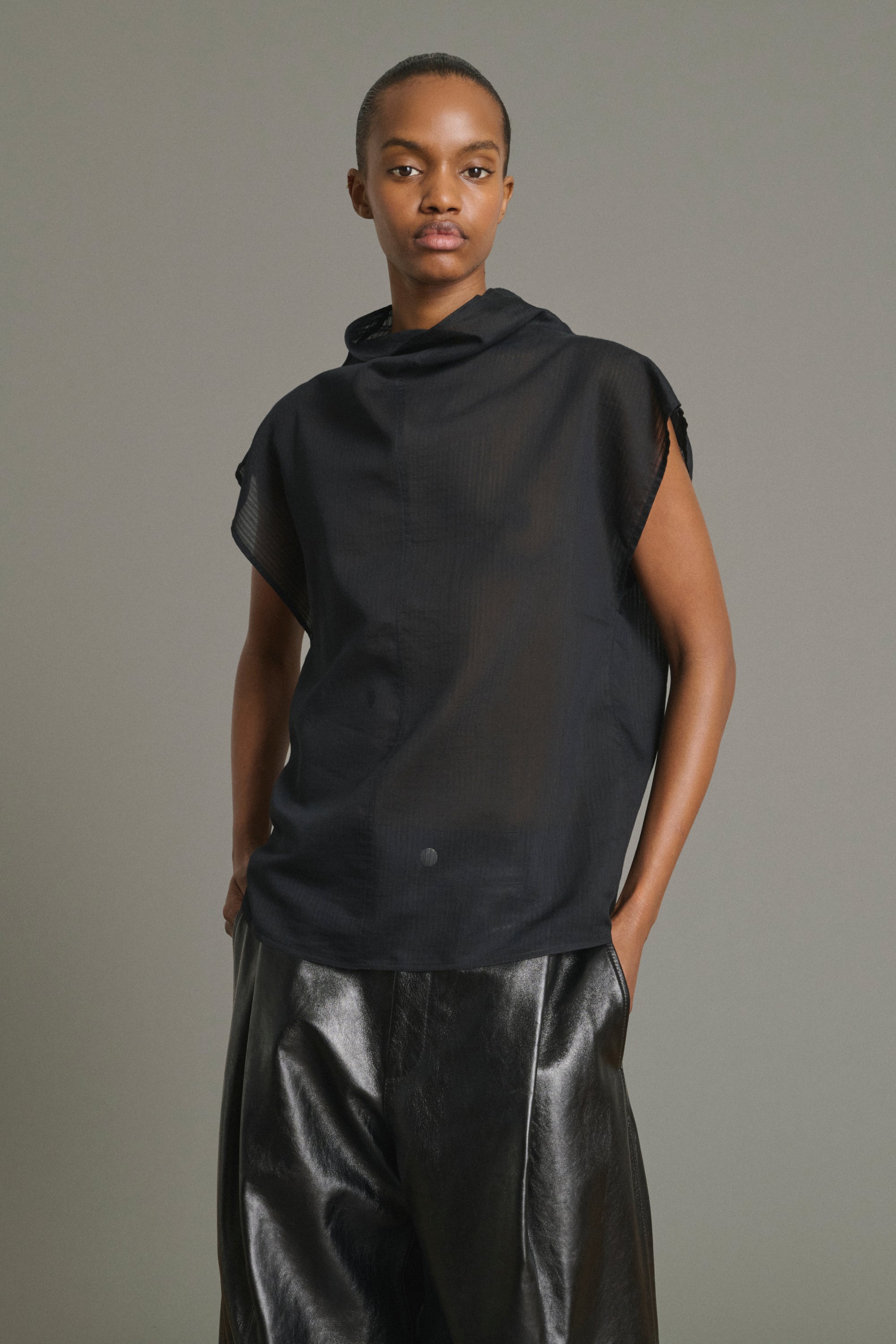 Noir Izumi Womens Sleeveless Blouse Soeur Clothing