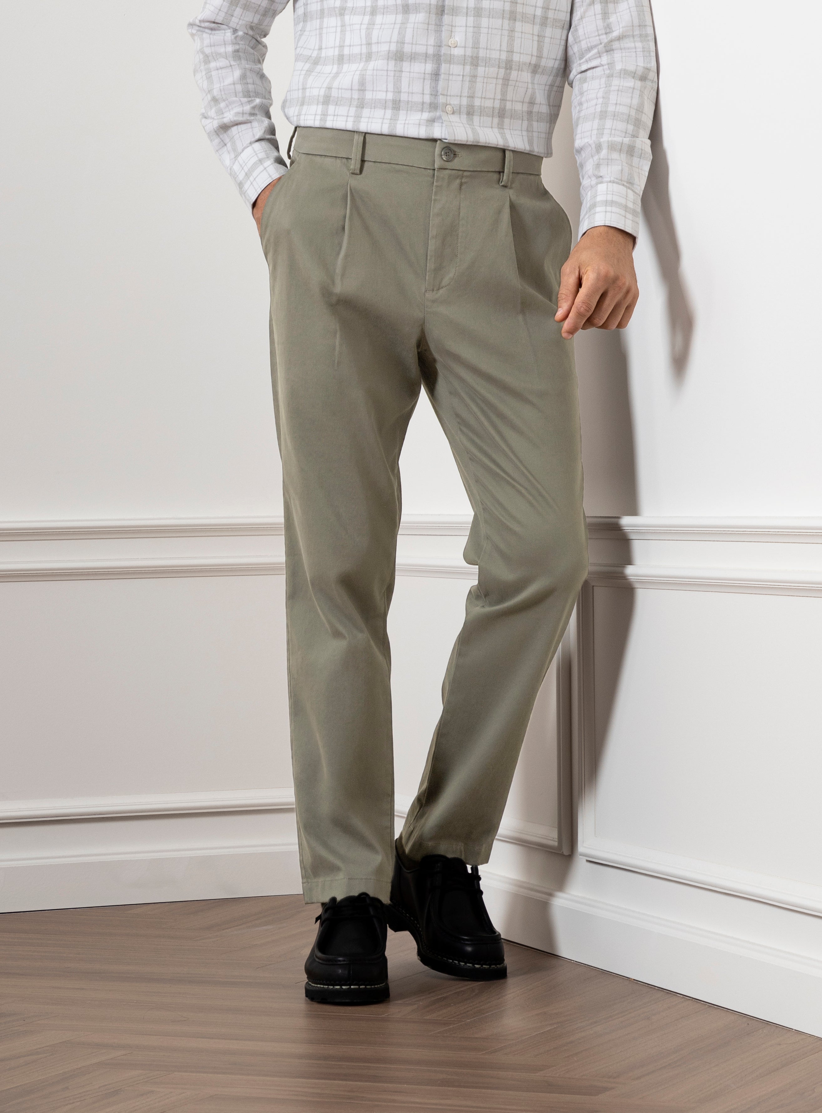 Castor Grey Niles Bedford Trousers Mens Pleated Light Weight Trousers Stretch Pants Belt Loops Cotton Spandex Blend Pants