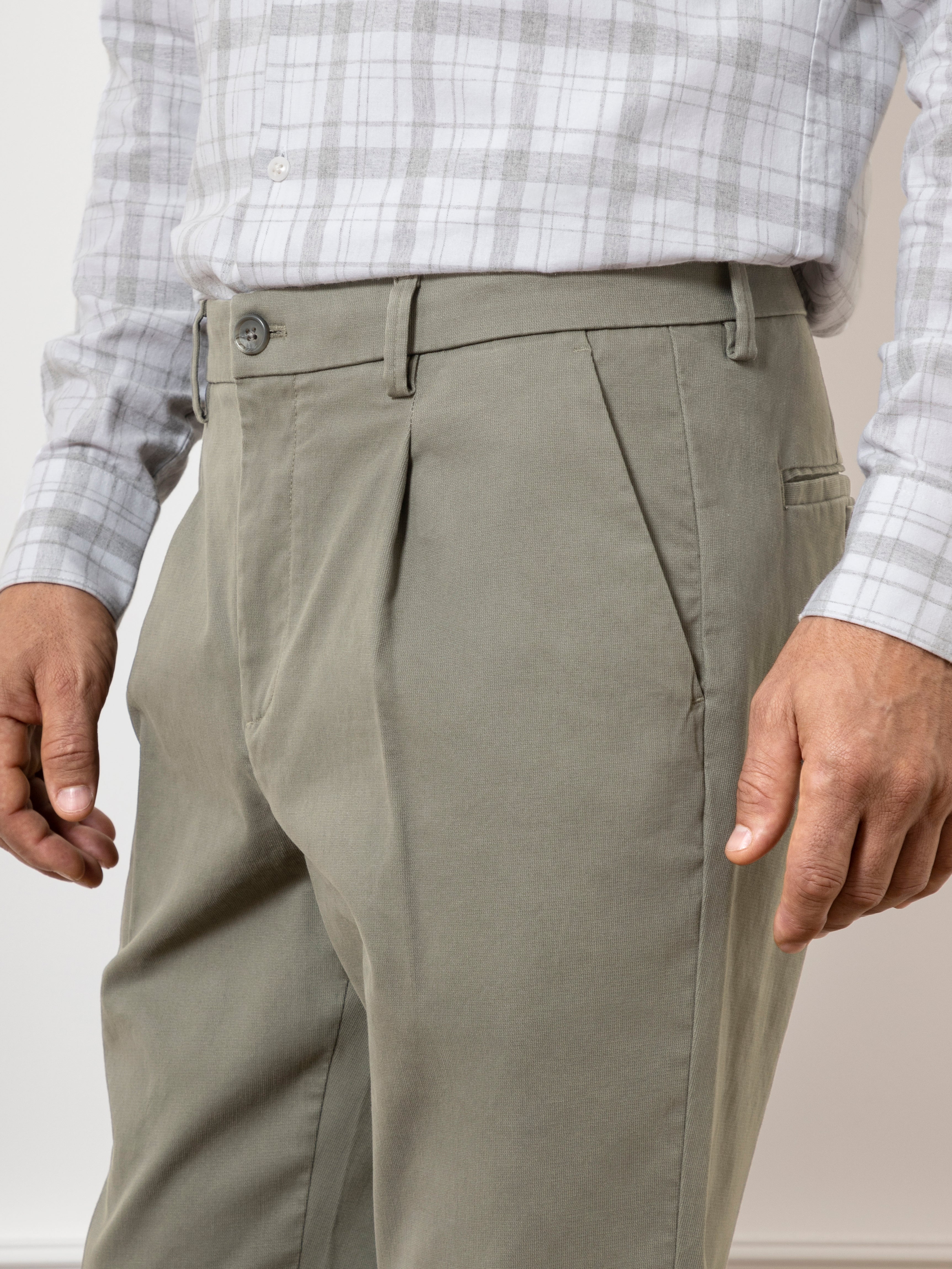 Castor Grey Niles Bedford Trousers Mens Pleated Light Weight Trousers Stretch Pants Belt Loops Cotton Spandex Blend Pants